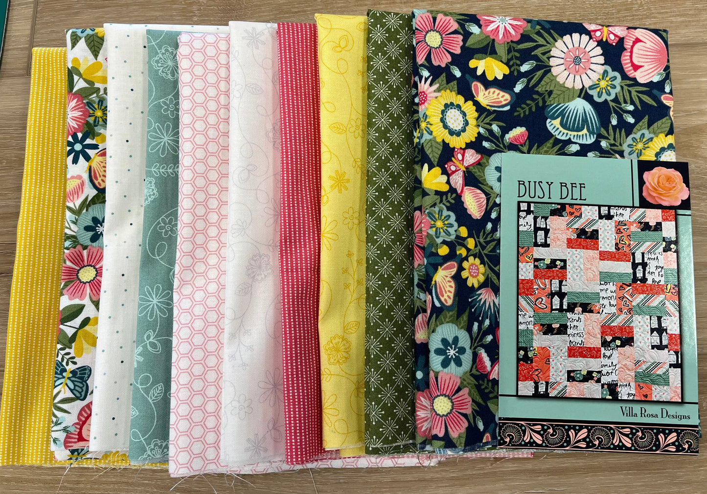 Busy Bee Quilt Kit (Villa Rosa)